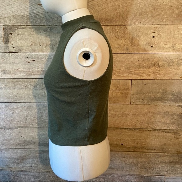 🛍️3/$30 Divided  cropped women’s green sleeveless top in size medium - Picture 2 of 6